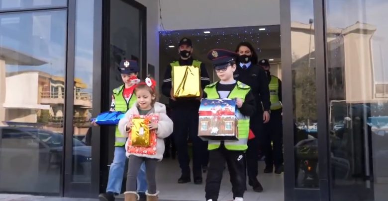 “Festojmë së bashku”/ Policia shpërndan dhurata për fëmijët policia 6