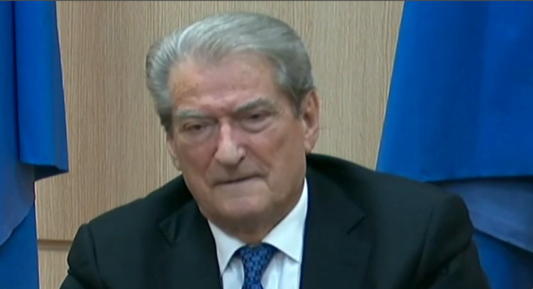 U shkelmua dera për të hyrë ish-kryeministri/ Berisha: S’ka bravë dhe forcë që mund të ndalojë revolucionin sali berosha 6 770x417 1