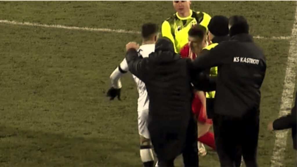 Goditi me shkelm futbollistin e Skënderbeut, pezullohet për 12 ndeshje trajneri i Kastriotit skenderbeu 1280x720 1