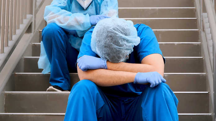 COVID-19/ Infermierët britanikë të rraskapitur prej turneve 12-orëshe skynews nhs nurses 5628489 696x392 1
