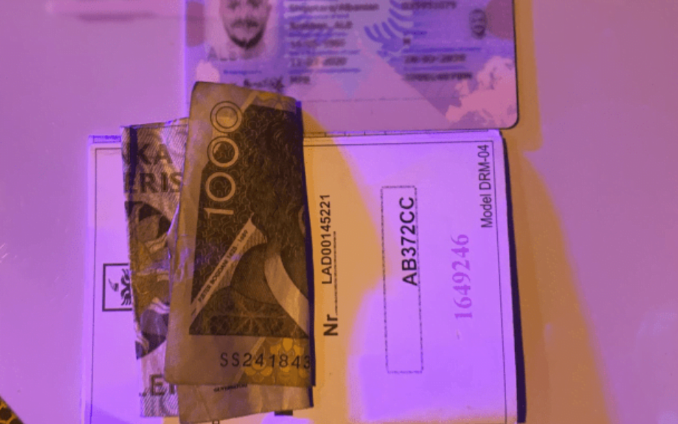 “Jam miku i…”, goditet tjetër rast korrupsioni, shoferi 24-vjeçar me “Porsche” i nxjerr 10 mijë lekë policit targa