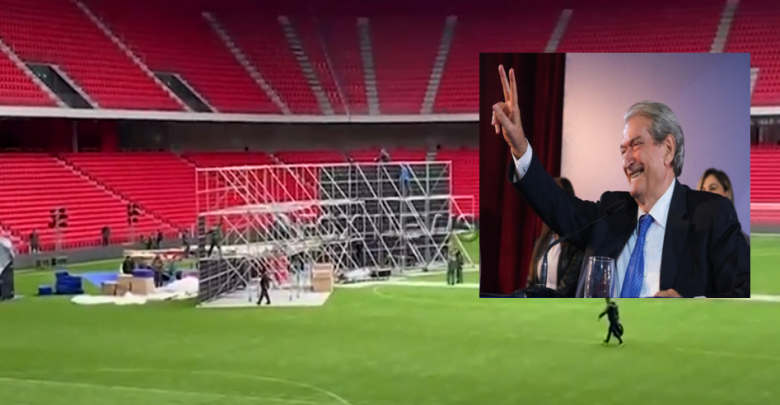 Një podium në mes të fushës së blertë, ja sesi duket stadiumi “Air Albania” në prag të Kuvendit të 11 dhjetorit unnamed file