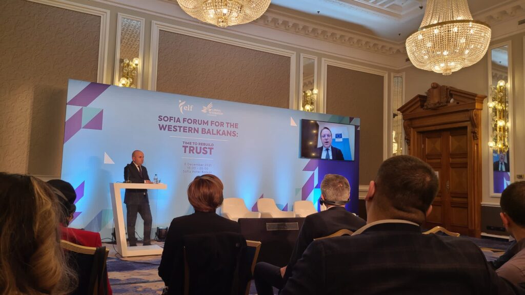 Varhelyi: Duhet të hapen negociatat me Shqipërinë dhe RMV-në varley