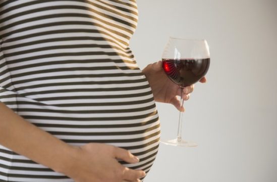 Alkooli dëmton trurin e bebeve në barkun e nënës vera