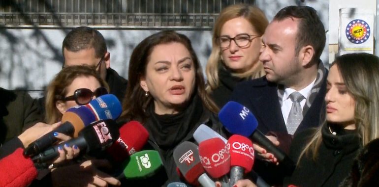 Gjykata liroi dy të arrestuarit për djegien e flamurit serb, Vokshi: Prangosja ndodhi me urdhër të Ramës vokshi 1 770x381 1