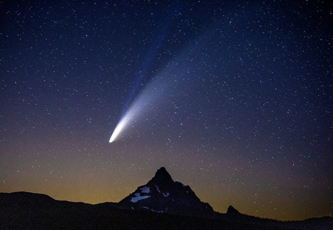 Kometa “Leonard” do të jetë e dukshme me sy të lirë kur t’i afrohet Tokës z26136502VKometa Neowise nad Mount Washington w stanie Orego 651x450 1