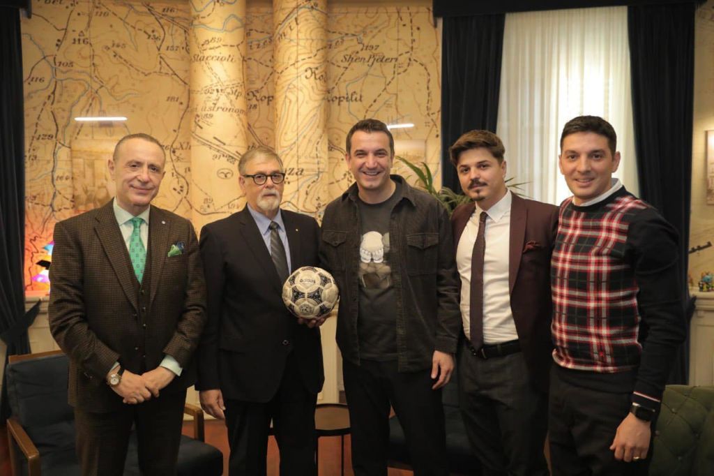 Veliaj takim me arbitrin e CAS dhe nënkryetarin e Komitetit Ligjor në UEFA, Efraim Barak: Bashkojmë forcat për të pastruar llumin që ka zaptuar futbollin shqiptar 0F408FB9 75DE 415D A4ED 958B4867789D