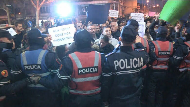 Policia ndërhyn tek protesta e “5 Majit”: Lironi rrugën, po ktheheni në burim aksidentesh 1643645937 protesta