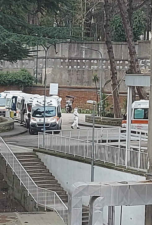 Përkeqësohet situata me Covid në Itali/ Autoambulancat në radhë në për të futur pacientët e sëmurë 191547088 8f15ee41 7c1e 49f7 9708 7b5b98948f9b
