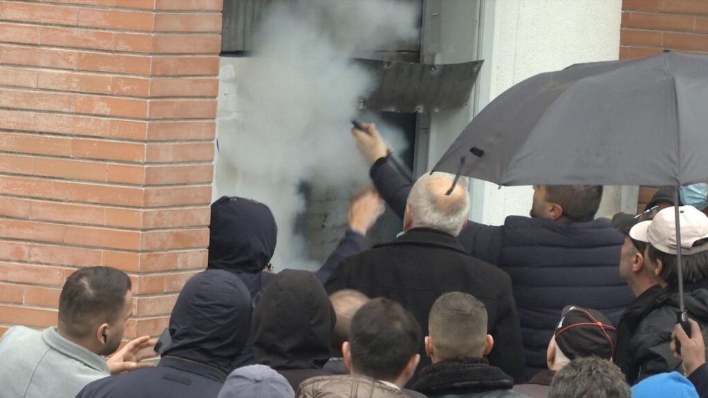 Roja i godinës së PD: Brenda selisë qarkullonin njerëz me armë dhe në kërkim nga Policia 271645527 4872792879431240 4882201795875384454 n