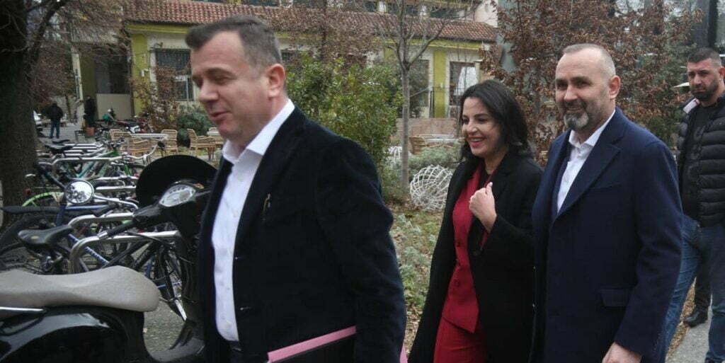 FOTOT / Në PS e marrin me të qeshur situatën në PD, rishfaqet Pandeli Majko 271723437 249457673971909 7353177586898987093 n 1