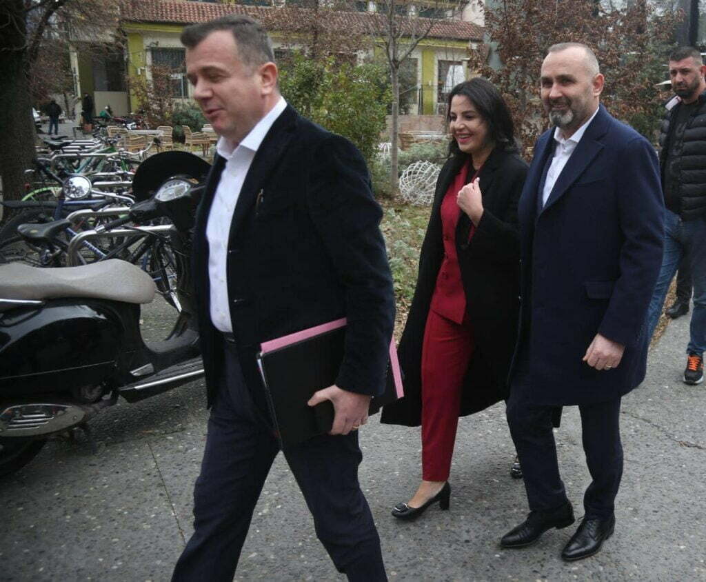 FOTOT / Në PS e marrin me të qeshur situatën në PD, rishfaqet Pandeli Majko 3 271723437 249457673971909 7353177586898987093 n