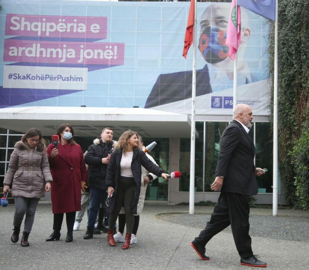FOTOT / Në PS e marrin me të qeshur situatën në PD, rishfaqet Pandeli Majko 2 271745830 249457917305218 8923834784542953909 n