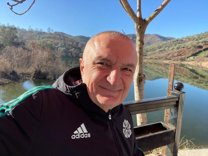 Meta shijon diellin e fundjavës, poston selfie nga liqeni 271884023 473015130860394 6567597658378474430 n