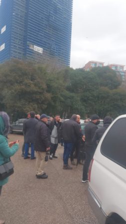 FOTO/ Mes mbështetësve të Berishës në oborrin e PD edhe reperi i njohur 1 2ecbc016 4b57 464b 9c6d af148385461e 253x450 1