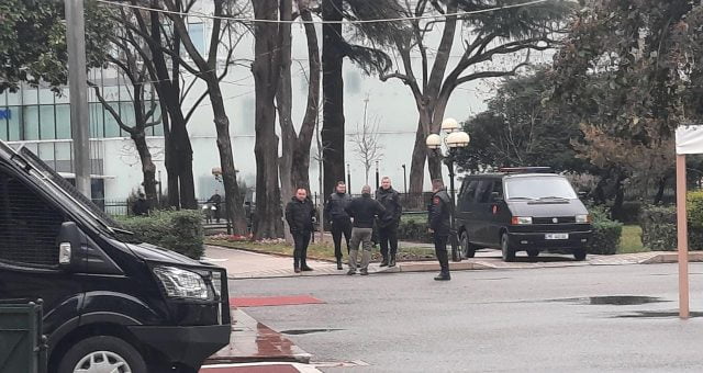Protesta e Berishës/ Forca të shumta policie rreth godinës së PD-së dhe Kuvendit (Foto) 1 38816c53 fa74 4100 b78f 24226bf74ea0 640x340 1