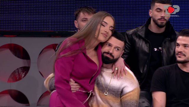 Ana i ulet në prehër Bledit, acarohen Efi dhe Mikela: Djemtë këtu të shkrefin fare 640 0 61e0696bae20c