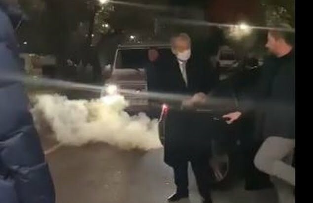 Publikohet momenti kur Sali Berisha mbërrin në Klan, ja kush e shoqëronte 640 0 61f3c8529c8df