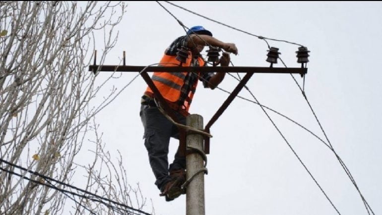 Rrëzohen shtyllat, tre fshatra në Pogradec prej dy ditësh pa drita 8 770x434 1