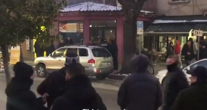 Deputeti nxjerr videon: Shihni se si rrugaçët e Bashës sulmojnë demokratët në Korçë 800 0 61f1887c876d7