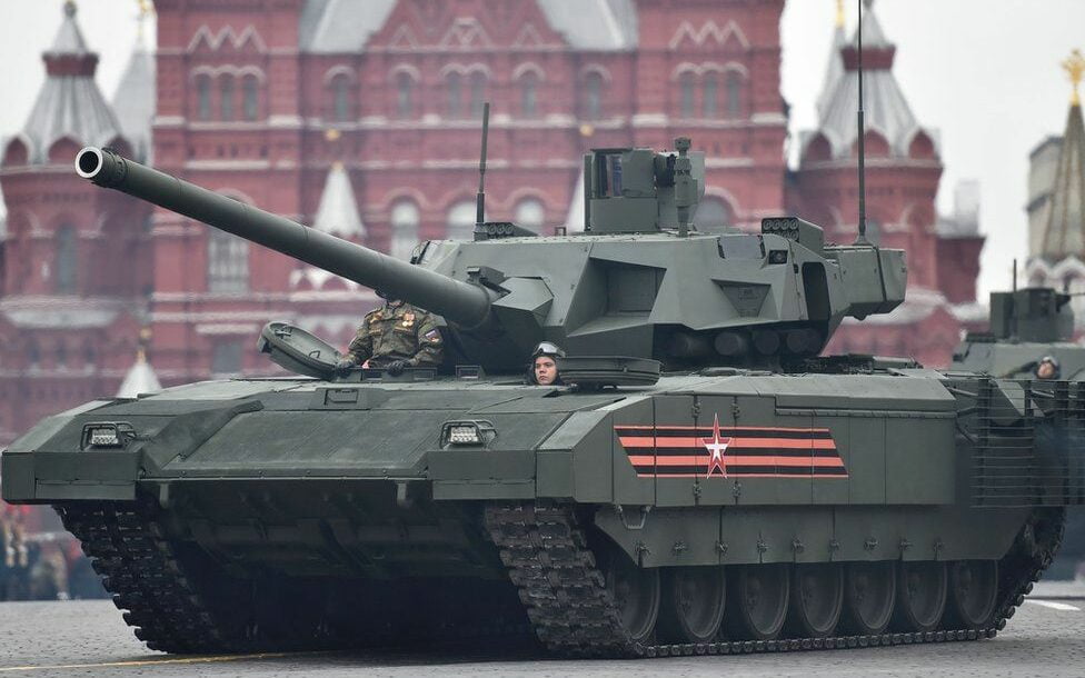Më të fuqishmet në botë, tanket e Putinit që “tmerrojnë” Perëndimin 96257868 armatatankt14afp9may17 976x610 1