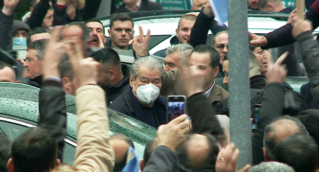 Berisha mbërrin në selinë blu, pritet me ovacione BERISHA NE PD 1 726x450 1