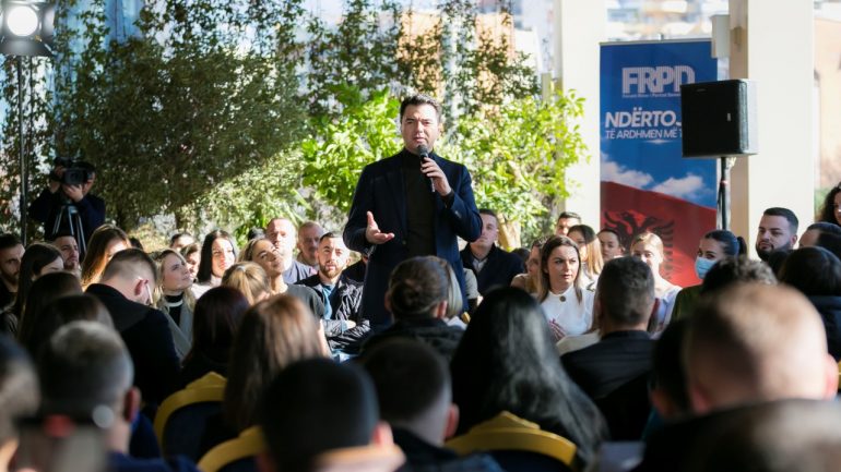 Basha me të rinjtë e Forumit Rinor: Vendet ku qarkullojnë të njëjtit njerëz, që nuk i lëshojnë kurrë karriget e tyre, nuk gëzojnë liri Basha 3