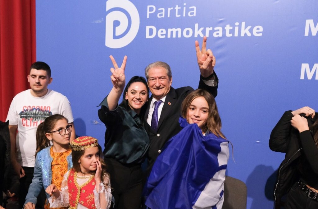 Pas protestës për të marrë godinën e PD-së me dhunë, Berisha shkon në Lezhë Berisha festa pd Lezhe e1642240006701