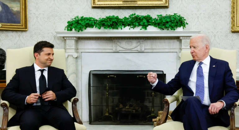 Tensionet Ukrainë-Rusi, Biden bisedon të dielën me Presidentin e Ukrainës, Zelenskiy-n Biden 770x419 1