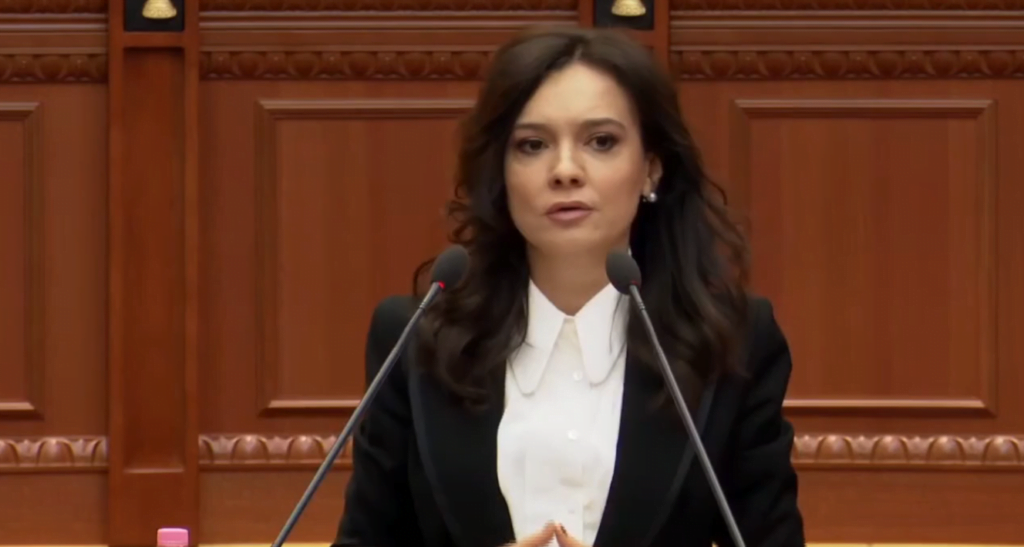“Presidenti i shkarkuar ju nis sms dhe ju isharete”, Spiropali ironizon Bashën: Kryetari me pullë që po mbetet tek pullë! ES.201
