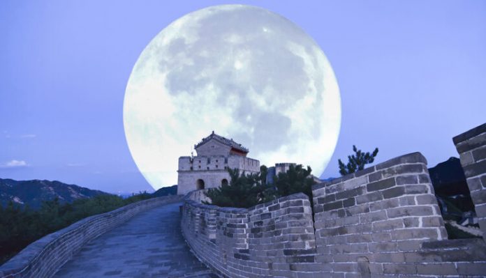 “Hëna artificiale”, shpikja e Kinës për zbulimin e një mjedisi njerëzor që sfidon gravitetin! Hena artificiale 750x430 1 696x399 1