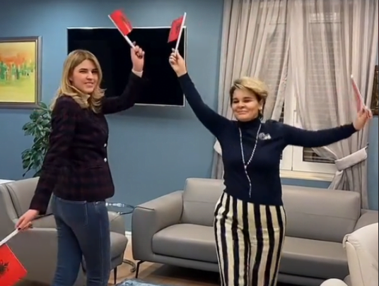 VIDEO/ Profesori u bullizua për kërcimin popullor, Kryemadhi solidarizohet, kërcen bashkë me Floida Kërpaçin Kryemadhi kercen 536x450 1 536x405 1
