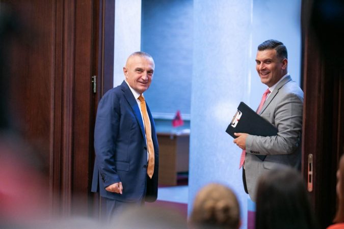 Presidenca i përgjigjet Ramës: Kush ka më shumë vlerë? Shkarravinat që shiten si piktura? Apo pocaqitë e baltës që shiten si “vepra arti”? Meta Tedi 675x450 1