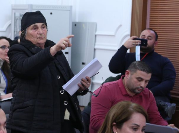 “Duam përgjigje, ose të na pushkatojnë”, Meta reagon pas dëshmisë së nënë Lizës: Frymëzim kundër regjimit! Nene Liza 5 1 606x450 1