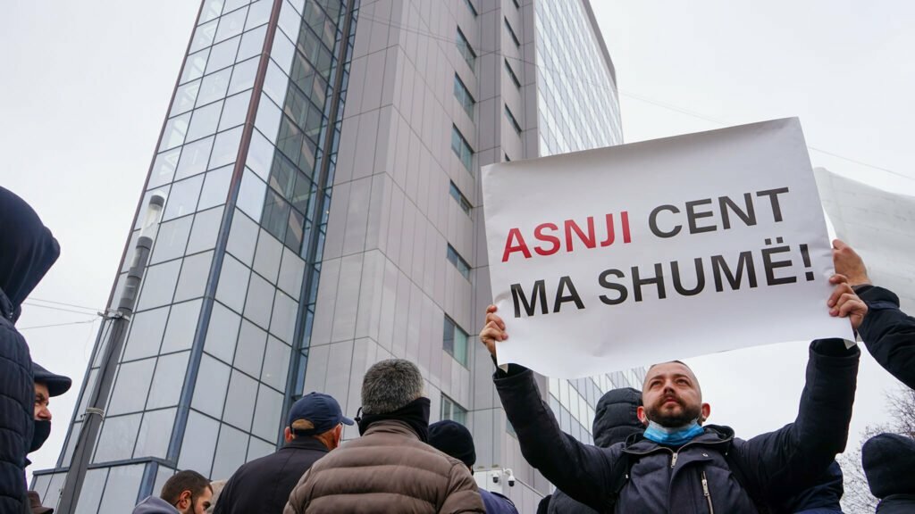 Protesta në Kosovë kundër rritjes së çmimit të energjisë/ Protestuesit i bëjnë thirrje Kurtit: Ose neve, ose KEDS-in! Protesta Kosove energjia 1