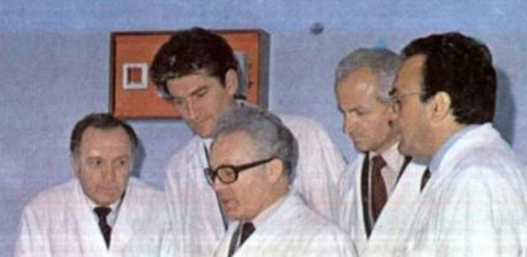 “Turp që një parti e djathtë drejtohej nga një ish-komunist” – Kreu i PD-së së Fierit tregon historinë e mjekes për Berishën SALI BERISHA MJEK DOTKTOR ENVER HOXHA 750x366 1