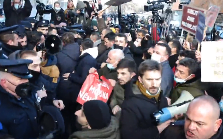 Përplasje mes protestuesve dhe policisë para ndërtesës së Qeverisë Screenshot 10 10