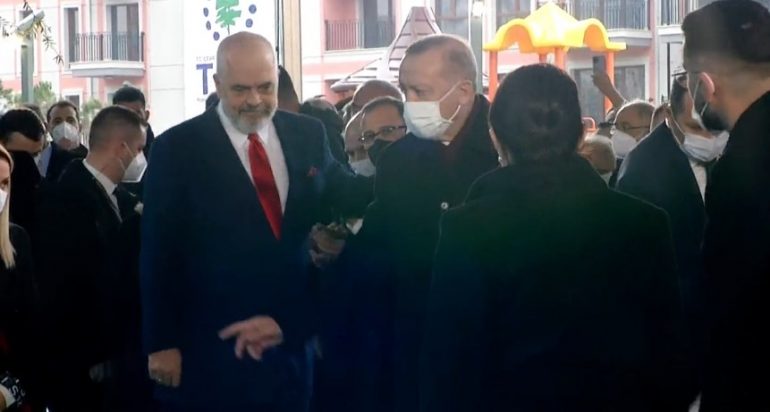 Do të përurojë 525 apartamente të reja, Erdogan pritet në Laç me muzikë tradicionale turke Screenshot 4 15 770x412 1