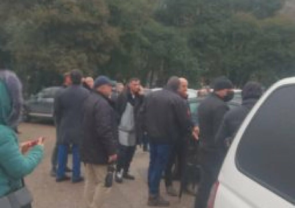 FOTO/ Mes mbështetësve të Berishës në oborrin e PD edhe reperi i njohur Stresi