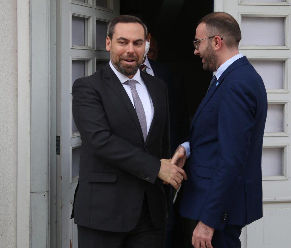 Përfundon takimi me Bashën, zv.ambasadori amerikan rreth 1 orë në selinë blu WhatsApp Image 2022 01 06 at 14.28.58