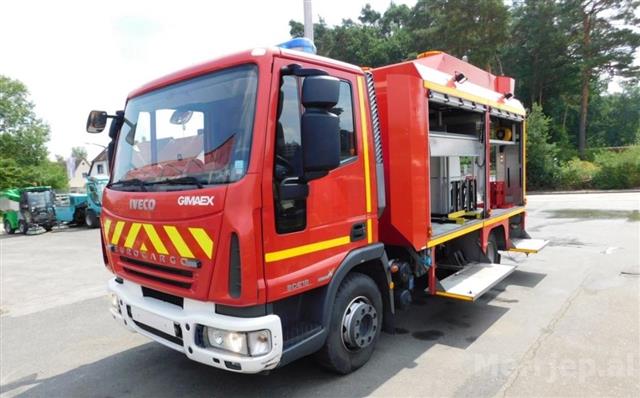 Zjarr në një konteiner në Tiranë Zjarrfikse zjarrfikese fikesezjarri IVECO 1