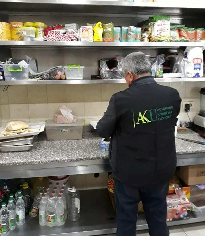 Ngarkesë mikrobike mbi normë, AKU bllokon linjën e prodhimit të kosit akuu