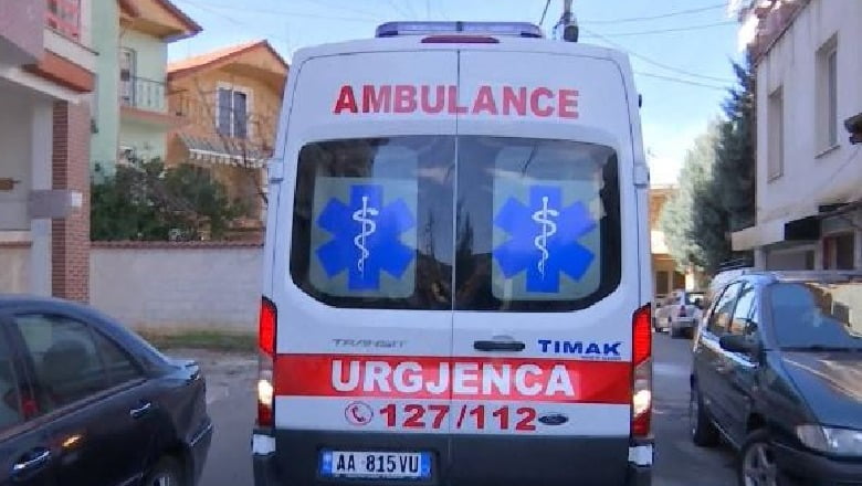 Aksident në Paskuqan, dërgohet në spital njëri prej drejtuesve ambulanc