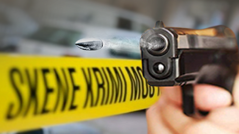 Të shtëna me armë në Elbasan, një makinë qëllohet teksa ecte në qendër të qytetit arme