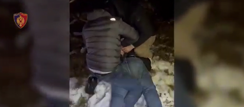 Policia shtrin në tokë të arrestuarit, në pranga tre persona arrestim policia