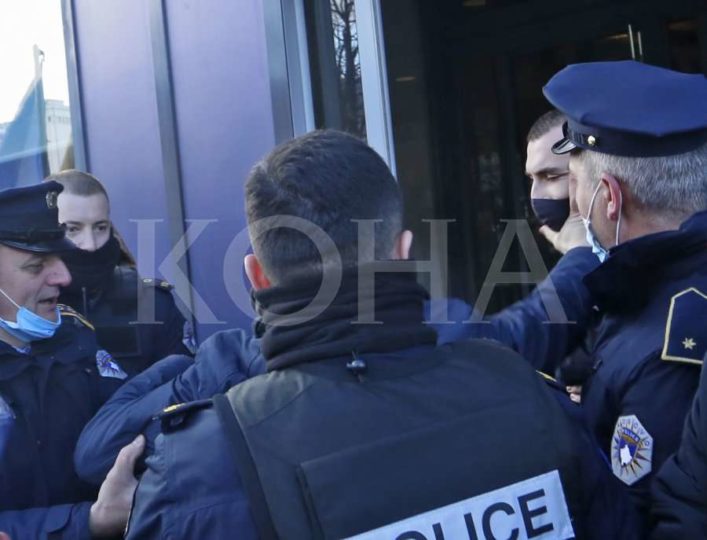 VIDEO/ Burri i ish-ministres shqiptare godet me shuplakë policin në protestë auto PSD Protesta Kundershtimi i Ngritjes se Tarifave Energjetike nga ZRRE Qeveria e Kosoves Prishtine 29 01 2022 dp 11643472379 707x540 1