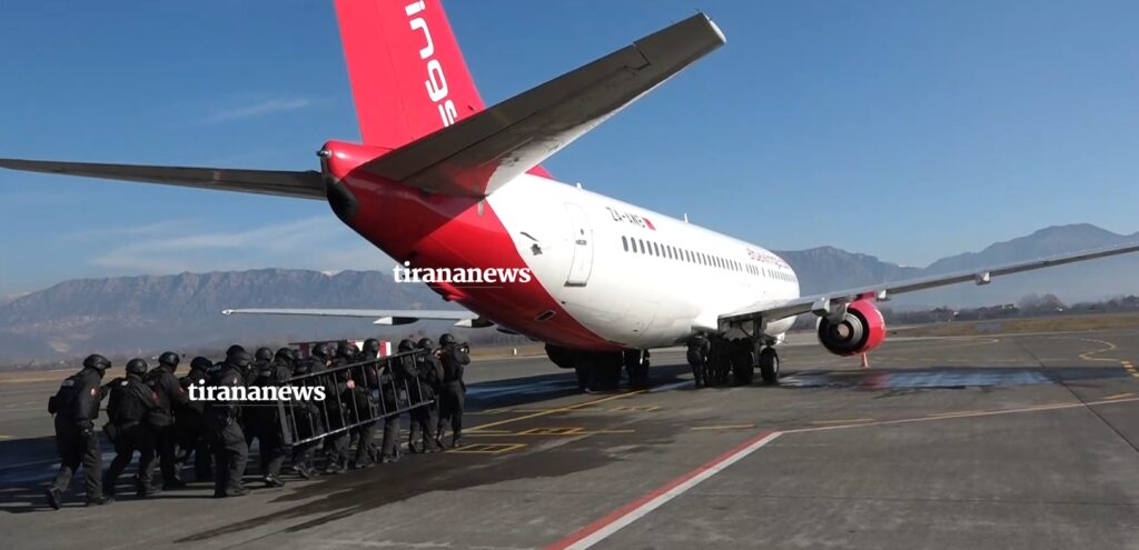 Video/ RENEA ndërhyn për lirimin e avionit të “rrëmbyer” në Rinas avine 1