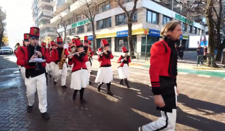 “Marshet e qytetit tim”/ Banda frymore e kryeqytetit parakalon në rrugët e Tiranës banda