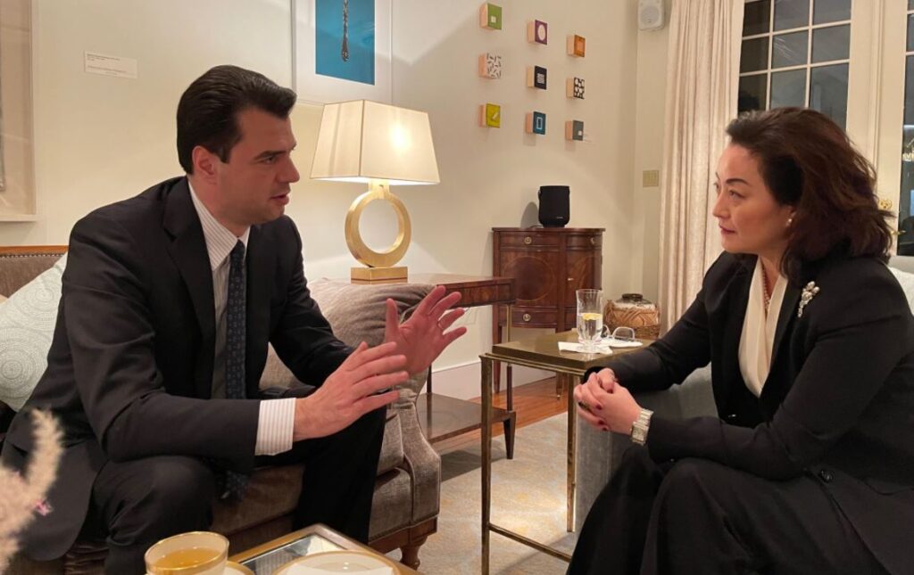 Ambasadorja Yuri Kim sfidon Berishën, takohet me Bashën: E falenderoj për angazhimin… basha kim