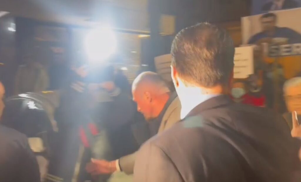 “O hajdut, o kriminel”, Basha pritet sërish me protesta në një takim në kryeqytet basha pritet me protestaaa 1185x720 1